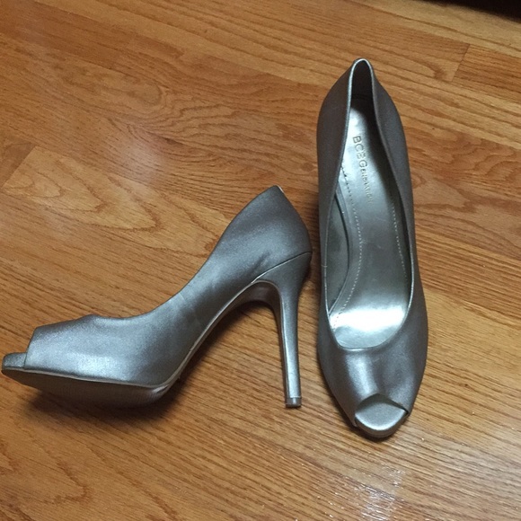 Peep toe, champagne stilettos - Picture 3 of 11